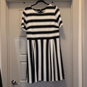 Loft Outlet size 16 stretchy black & white stripe